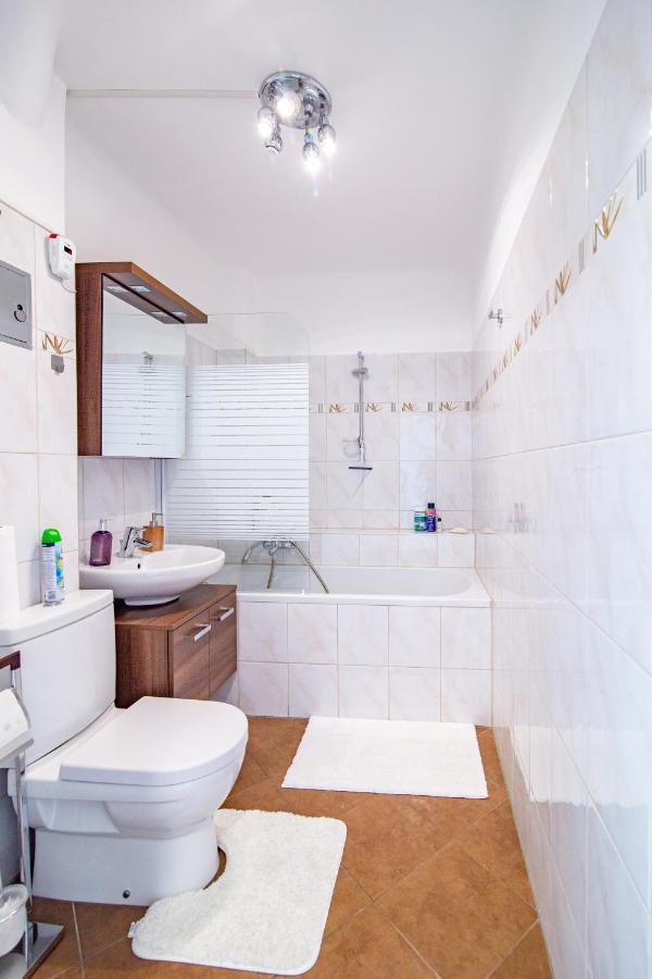 Best Rated Central Apartment Vienna - Ac, Wifi, 24H7Days Self Check-In, Board Games, Netflix Bagian luar foto