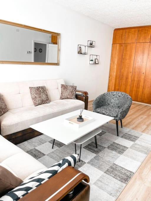 Best Rated Central Apartment Vienna - Ac, Wifi, 24H7Days Self Check-In, Board Games, Netflix Bagian luar foto
